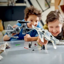 LEGO Star Wars 75348 Le chasseur Fang mandalorien contre le TIE Interceptor